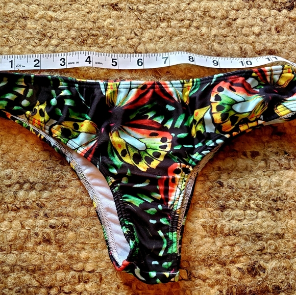 Bikinis - Picture 13 of 16